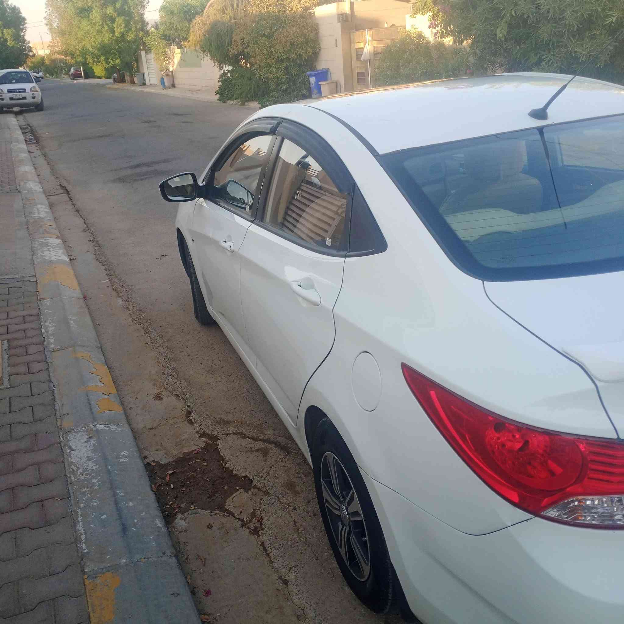 بسم الله الرحمان الرحيم
هونداي اكسنت موديل 2012 بلو كامل مواصفات 
شرط كير محرك 
تحكم ستيرن 
تبريد ثلج
فتحة سقف 
ويل كب كروم
تايرات جدد تخم
منظومة زنون
بنزين قطارة 
كهربائيات كلها بلاد شغالة 
السونار موجود بالصور
سيارة بعدها ع بلاد ماناقصها شي 
السعر 90 وبيها مجال قليل جماعة ال 85 لا تخابر ولا تعلق ميعجب السعر يا كرابتي اعبر المنشور وحطك على راسي للاتصال
*********** واتساب
