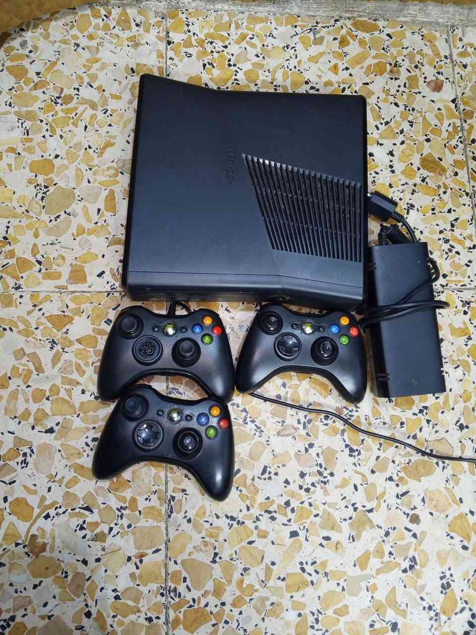 اكس بوكس360 سلم للبيع جهاز جديد كامل ملحقات 3جوستكات وحده بيهن الكير يشكل وثنين شغالات بي25لعبه مكان بغداد الشعب ‏(‪***********‬‏ ) يوجد توصيل السعر 120
