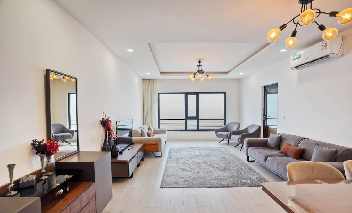 السعر ثمانية شداد و باقي بالتقسيط 5 ورقات شهرية  للاستفسار  ***********

شقة في مجمع  ستي تاورز city towers بصف قرية ألمانية مساحة 158م بيها ثلاث غرف نوم واحد منهم ماستر روم . المجمع عبارة عن أربع عمارات 20 طابق و فيها مدرسة و روضة و حضانة الأطفال (مجمع سمارت التربوية لدراسة عربية ) كما فيها ماركت و مسجد  و مساحة لعب الأطفال و ساحة تارتان خاص بيه و گراج دفن لكل شقة . الشقة مطلة على جبل ازمر من جهة و دباشان من جهة اخري و لديه بلكونات اثنين مطلة على منظر طبيعي اكثر من رائع في جميع الفصول السنة.
