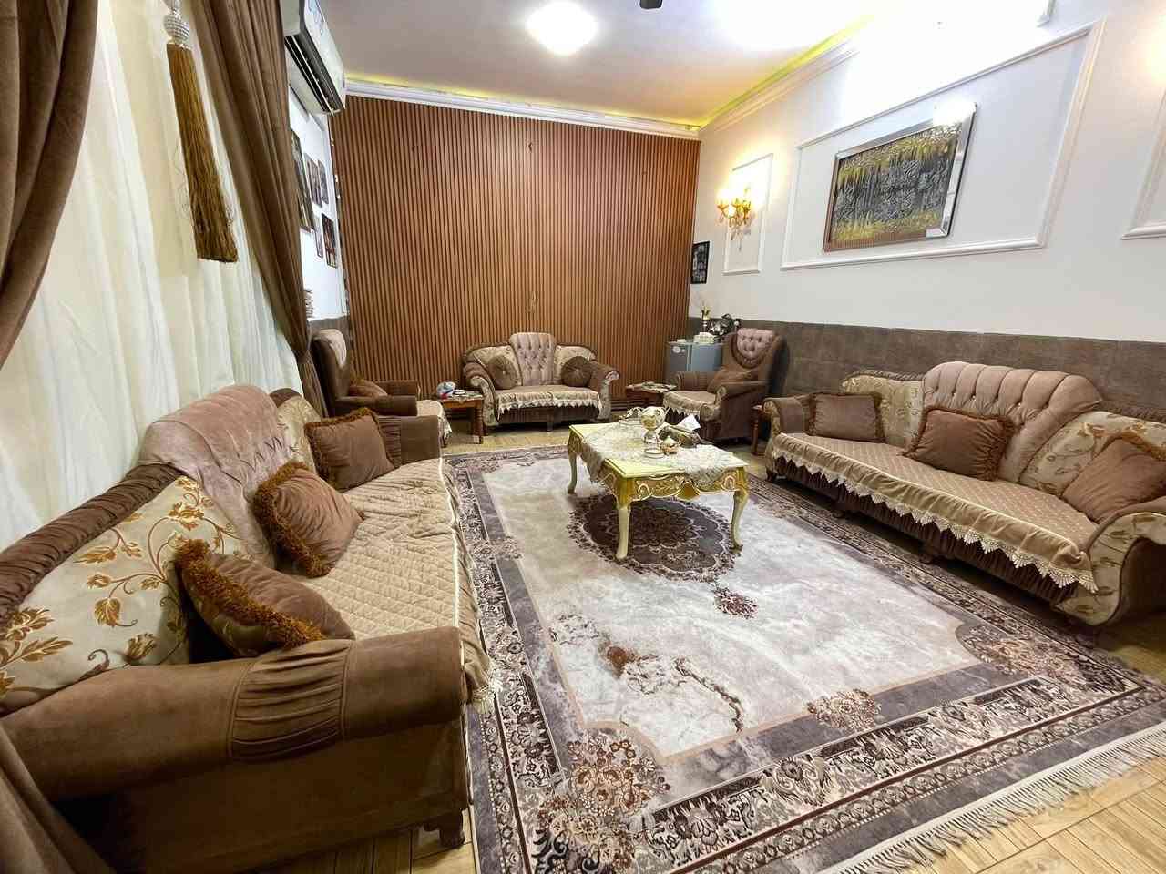 السلام عليكم
بيت للبيع بناء طابقين 

الطابق الارضي يحتوي على غرفة أستقبال + غرفة منام 

+ مطبخ + حمامات عدد 2 داخلي + خارجي 

الطابق الأول يحتوي على غرفتين منام + حولي + حمام  

• مساحة الدار 115 م 

• الواجهة 11.5 م * النزال 10 م 

• صنف الارض طابو زراعي 25  

العنوان / الشعلة شارع الصناعة قرب اسواق طيبة قبل سيطرة السلاميات 

للأستفسار / ***********
