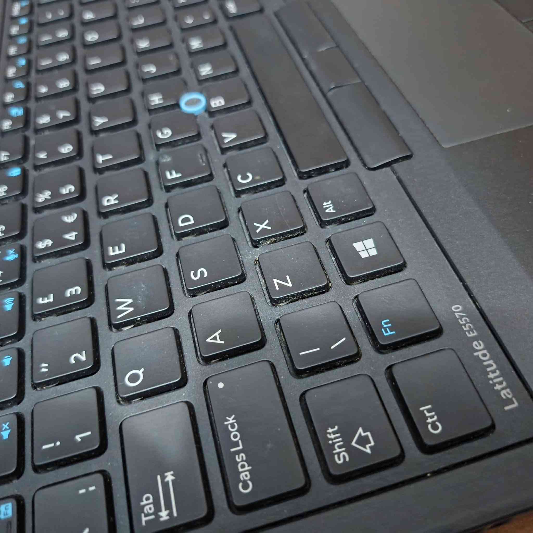 ديل Latitude 5570 • i5 الجيل السادس • ٢٥٦ جيجا SSD