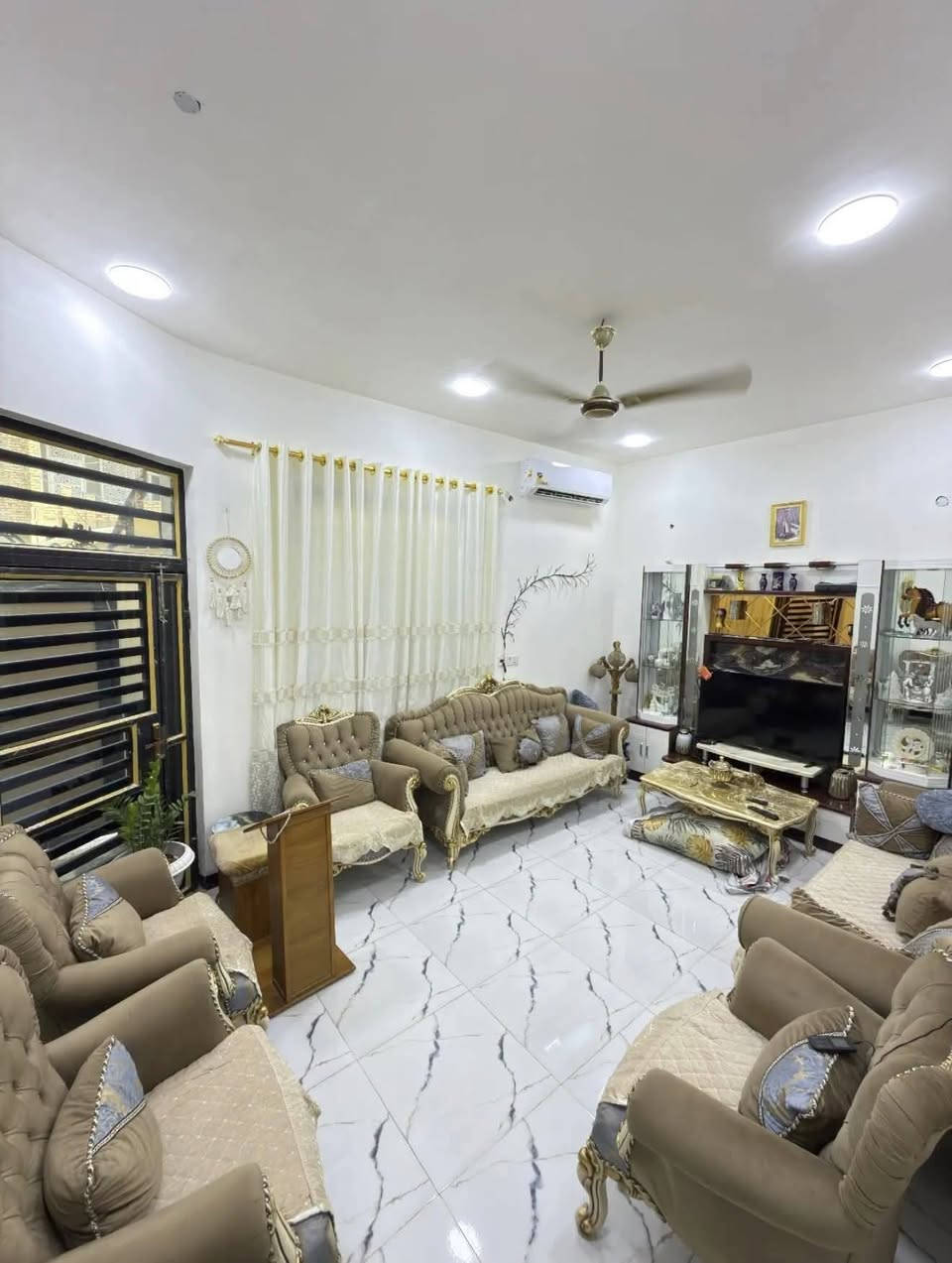 اعلان دار للبيع /​📍

⏰ السعر مناسب سارع اللحجز /💰 

​🏠 دار للبيع (طابو صرف)
​فرصة ممتازة للتملك في موقع متميز، منزل جديد بتصميم حديث وبناء متين.
​📍 العنوان والموقع
​المدينة: الديوانية - حي الجامعة.
​الموقع: قريب على شارع 20.
​📐 تفاصيل العقار
​المساحة: 100 متر مربع.
​عدد الطوابق: طابقين.
​سنة البناء: 2024.
​نوع البناء: كونكريت مسلح.
​🧱 توزيع الطوابق
​🔹 الطابق الأول:
​طارمة.
​استقبال.
​صالة + مطبخ.
​غرفة نوم (عدد 1).
​صحيات داخلية وخارجية.
​🔹 الطابق الثاني:
​صالة.
​غرف نوم (عدد 2).
​سويت صحيات.
​📞 للمراجعة والاستفسار
​يمكنكم زيارة مكتب قصر الباشا للعقارات (مكتب أحمد الشمري للاستثمار🏗️ والتطوير العقاري).
​📍 عنوان المكتب: شارع أسواق طيبة - مجاور أسواق دجلة.
​📱 أرقام التواصل: ☎️ 
​***********  📞 
​***********. 📞
