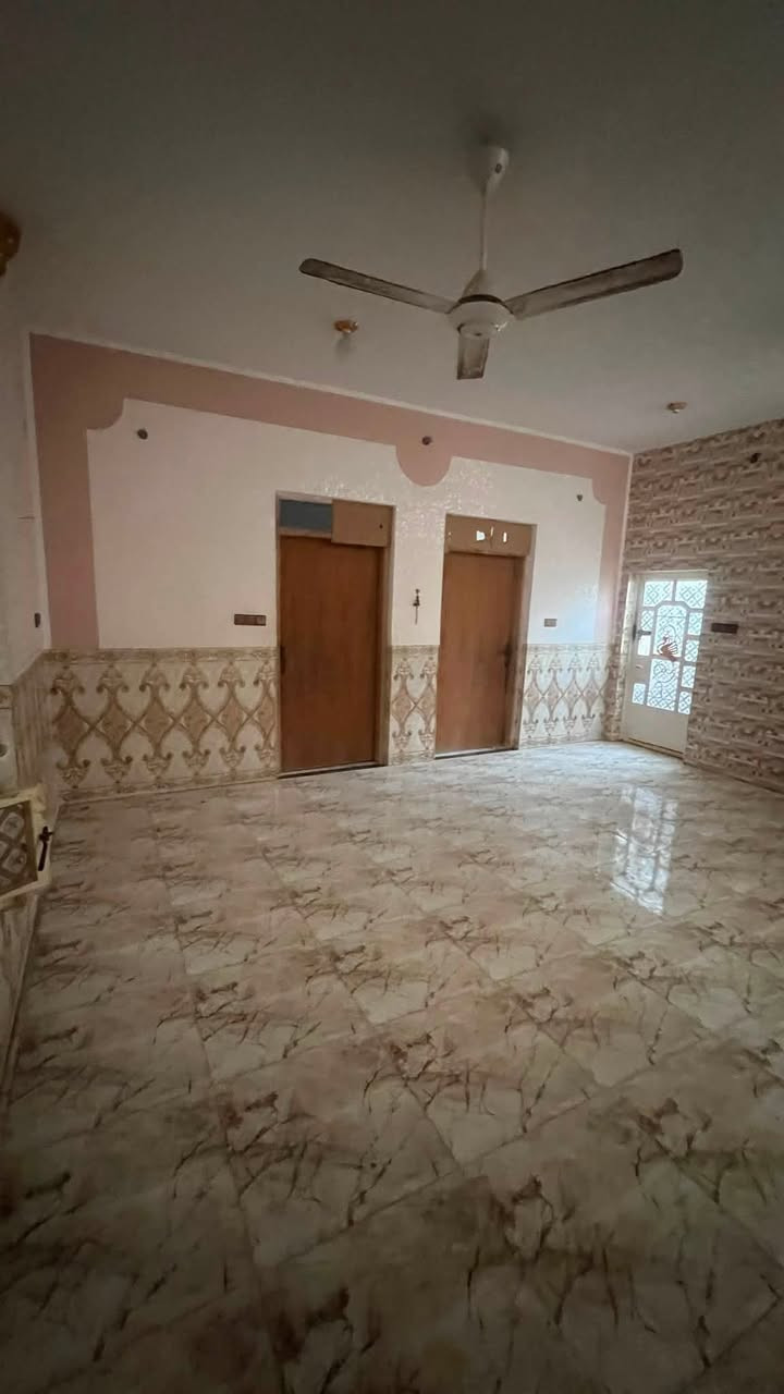 سلام عليكم بيت للايجار الصوفية قرب ملعب محمد حميد بيت مكون من اربع غرف نوم ثنين فوك و ثنين جوا وحمام خارجي و داخلي  بيت جديد و شارع مرتب مثل ما موضح بل صور  ايجار 350 قفل  
*********** ابو ادم
