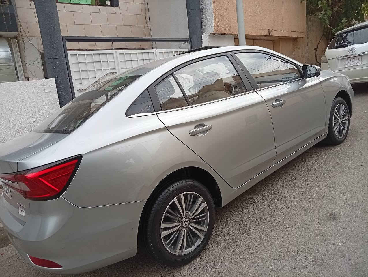 Mg 5 2023 لیگژەری قەپات مواسەفات بەسمە سڵاید کوشن جلد   و کارەبا شاشە گەورە ناوزەرد  کوشن ئیتەر ٤ بەنجە کارتی هەیە  42 هەزار ڕۆشتوە 107$ لە سلیمانیم  ***********
