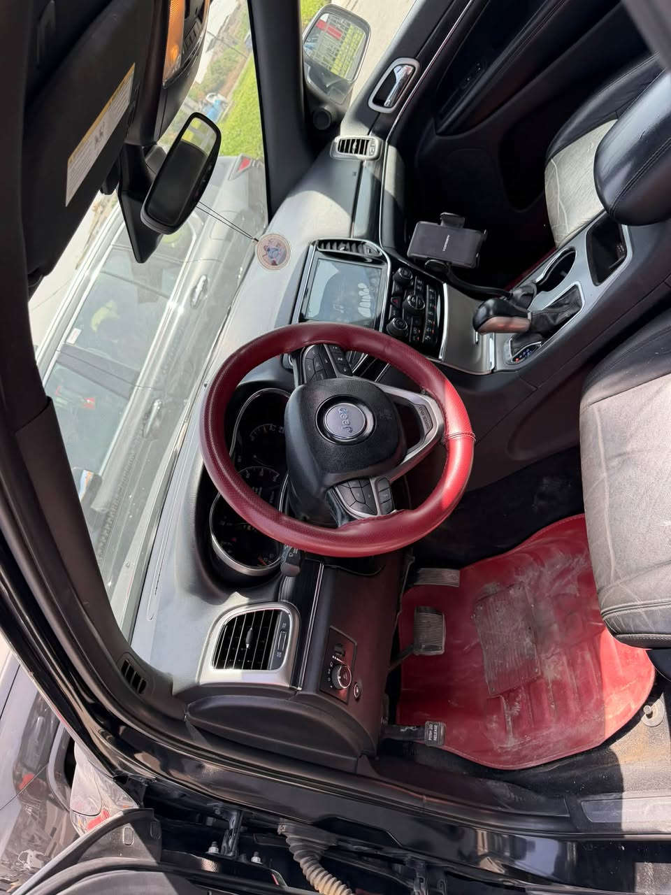 السلام عليكم
jeep للبيع 
موديل 2020
المواصفات 
فول 
فتحه 
رادار امامي وجانبي 
شاشه كبيره كامره دواره 
كشنات جلد +الاماميه كهرباء 
تدفىه بالستيرن 
اشاير بالمري 
ويل ١٨

السياره ماشيه (٩٥ميل ) كير محرك صدر تبريد خير من الله 
السياره باسمي رقم بغداد جديد وتحويل نفس اليوم

الون اسود 
حاله السياره وارد امريكي 
الحادث بدايه البنيد + جاملغ اليمنه صبغ 
اما باقي السياره مكفول 
السعر (٢٠٨)
مكان  السياره
بغداد مقابيل مخابز باب الاغا 
للاستفسار 
***********
