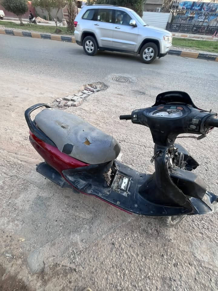 السلام عليكم دراجه فراشه فحل للبيع 
مفتوحه مره وحده نضيفه يرادلها ترتيبات بسيطه نقصها باتري وكفر امامي الدراجه هندر واحد تشتغل سعرها ٢٤٠وبيها مجال بسيط مكاني ديوانية حي رمضان
***********رقمي بي واتساب او علق واراسلك
