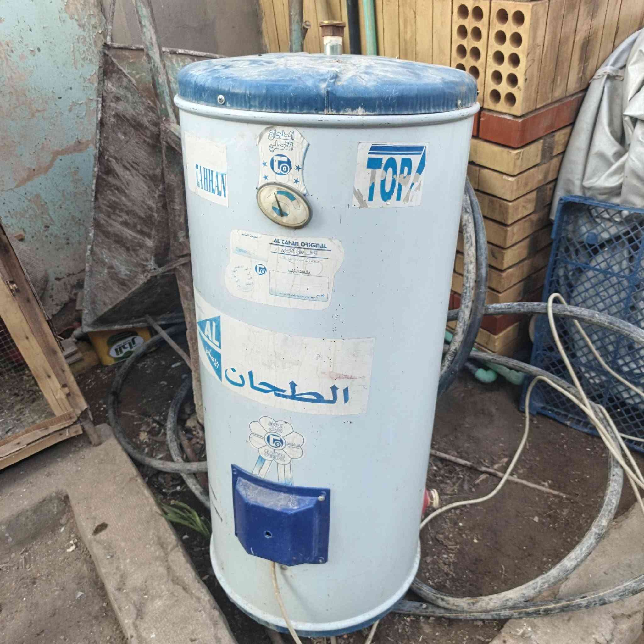 السلام عليكم متاح كلمن وسعره كيزر  الطحان القديم شغال وتانكي مستعمل قليل نضيف وميز مبرده اتصل ***********
