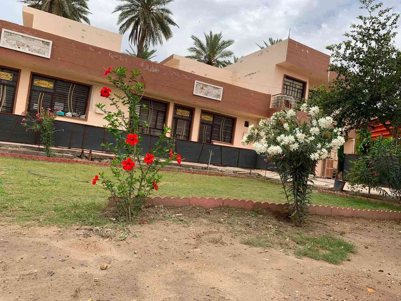 قطعه ارض للبيع مساحتها 800 م جنس الارض طابو زراعي صرف مشيد عليها ثلاث دور فيها ماء وكهرباء ومجاري باقي فقط التبليط بسعر مناسب مستعجلين على البيع  للاستفسار الاتصال على الرقم ***********
