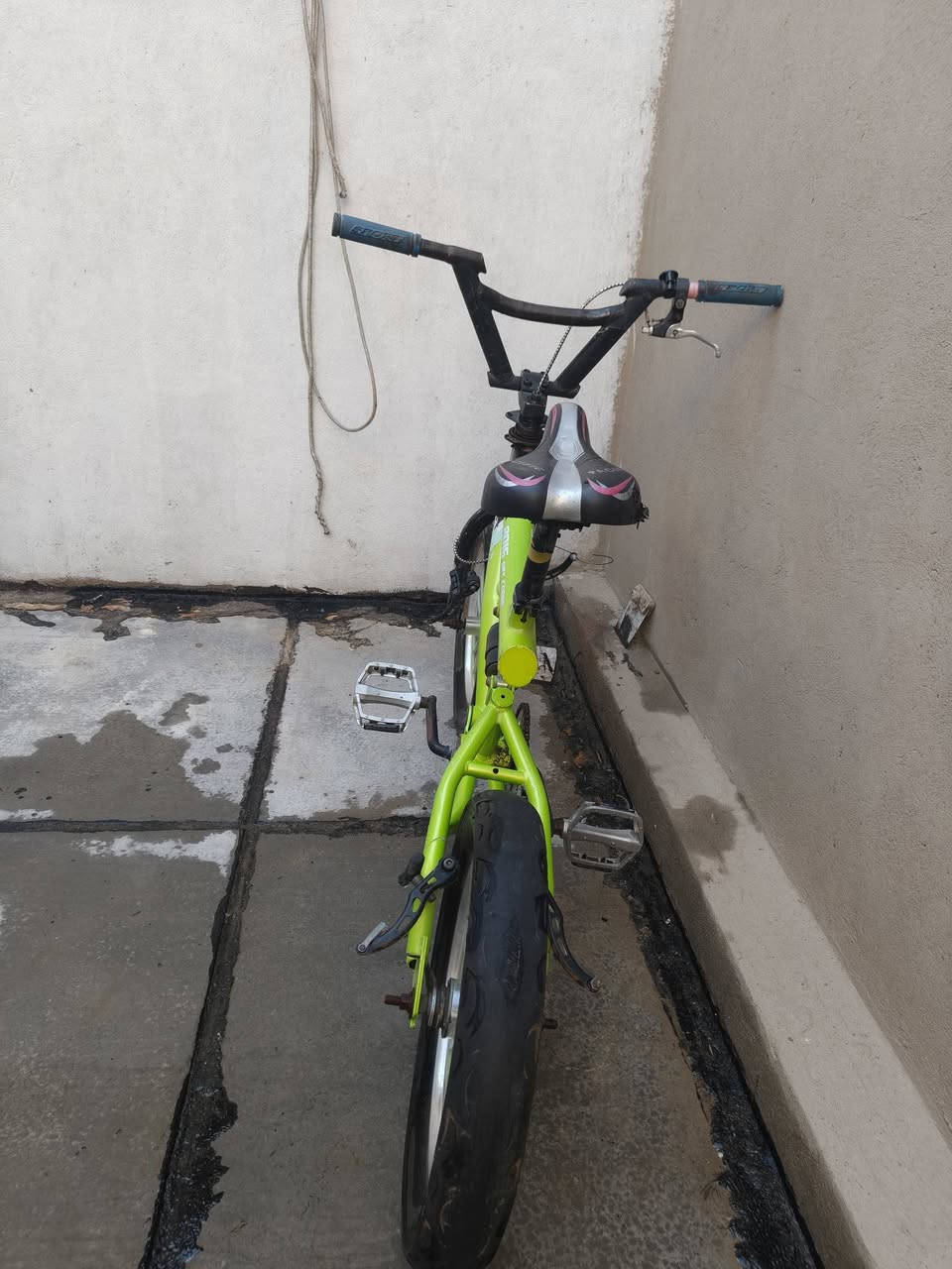 السلام عليكم للبيع بايسكل BMX أمريكي السعر 75 ألف وبي مجال مكاني بغداد الحريه رقمي ***********
