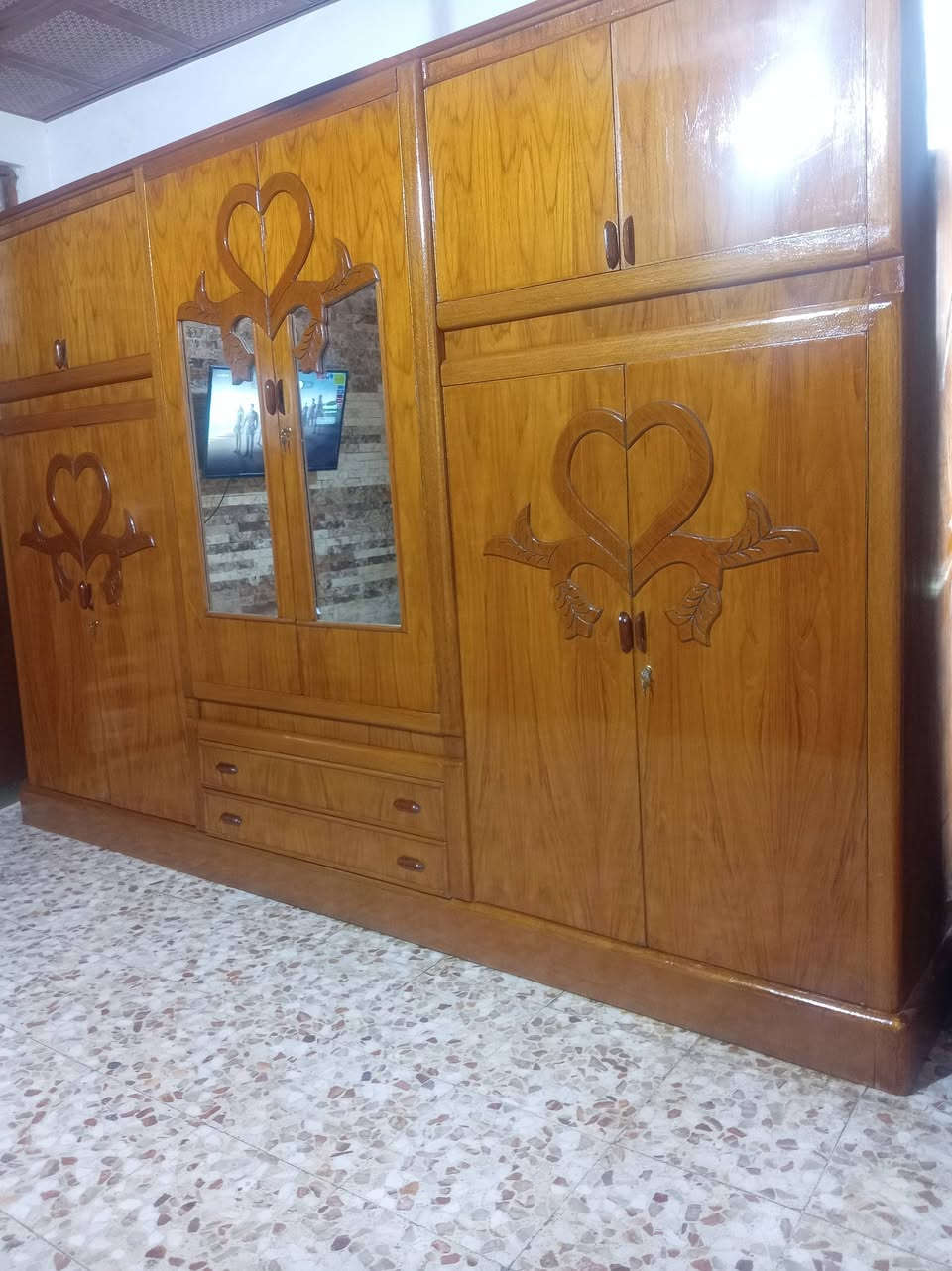 مكلف بلنشر غرفه تسكام نجاره صاج داخل وخارج ظهر جرجوبه درجه اولى ٩٠٠وبيه مجال مكانه حله للاستفسار الاتصال بلرقم ***********
