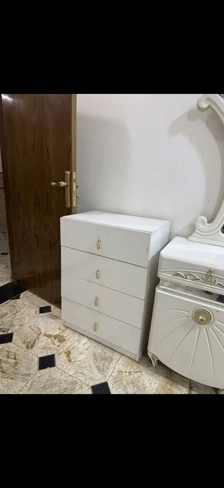 غرفة 9 قطع جديدة ونضيفة. السعر 900  وبيهة مجال بسيط. هذا رقمي ***********
