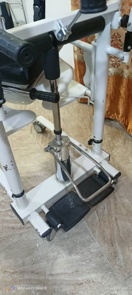 للبيع كرسي ناقل المريض . يستخدم لنقل المريض بسهولة ويوفر راحة للمريض والمرافق يتميز بوجود جك لرفع المريض او تنزيله بكل سهولة مع اداة لقلب المريض لاغراض  التنضيف للاتصال 
***********
او واتس اب ***********
