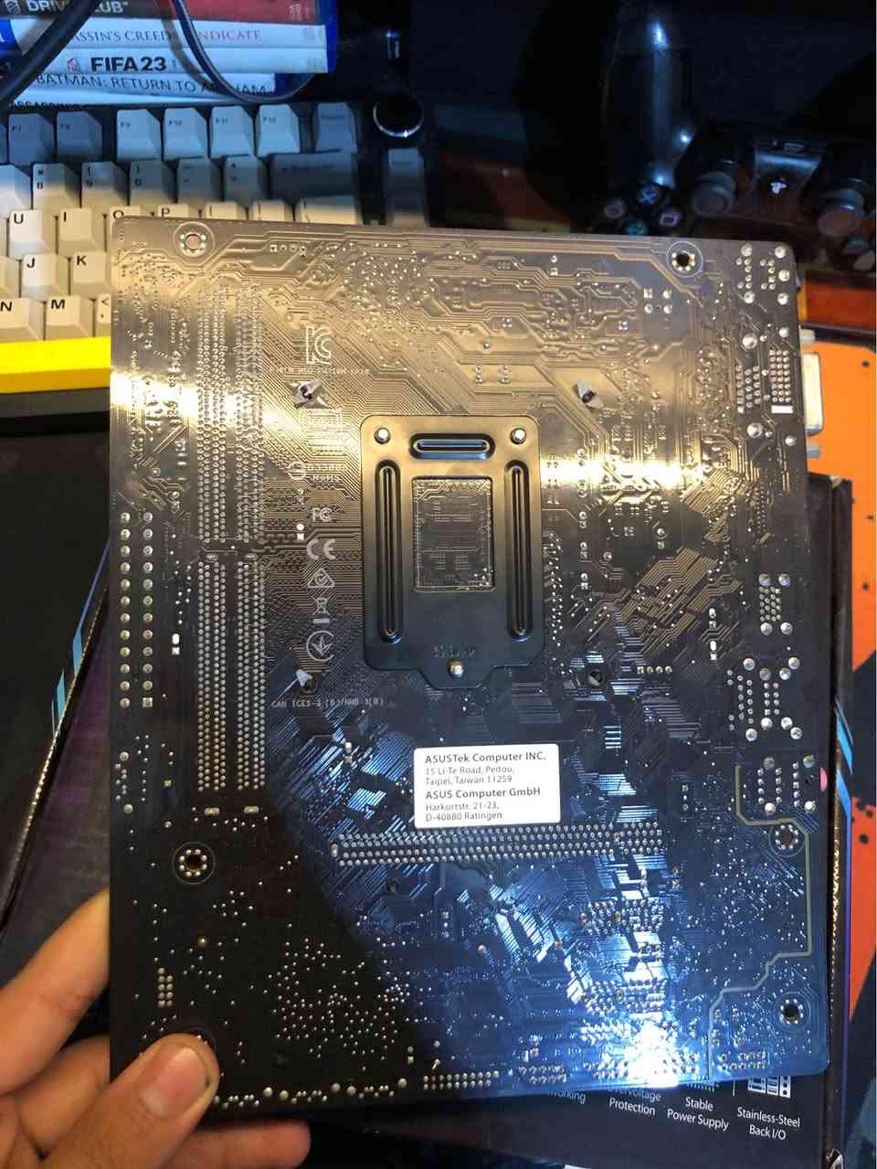 جيل تاسع i5 مع مبرد المعالج مع بور h310 (سوكت الرام الثاني خربان مرة يشتغل مرة ميشتغل ما اعرف شنو الخلل ) مع رام ddr4 4g 2666 القطع بحالة جدا نضيفات سعرهن 100 الف بدون الرام 85 توصيل فقط الاماكن القريبة مكاني بغداد شهداء البياع *********** St Andrew, Surrey
