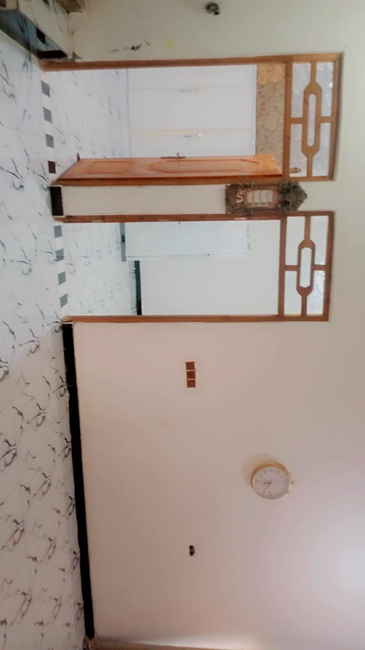 بيت مساحه380متر بحي الحكيم بشارع ضافر زرزور قرب المدرسه غرفتين وهول ومطبخ وستقبال البناء بلوك ولاساس طابوك البيتونه طابوك 
بيت مرتب بلعافيه علياخذه السعر 45 بيه مجال مسجل بلديه 
الستفسار
