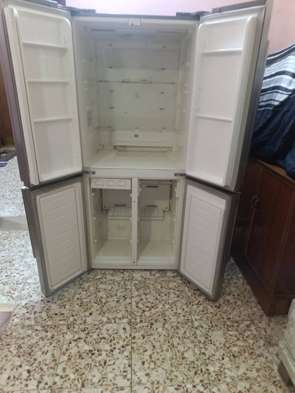 سلام عليكم ثلاجة للبيع تشتغل بس تبريدها ضعييف غراضها كاملة مكاني الخطيب الزراعي ***********
