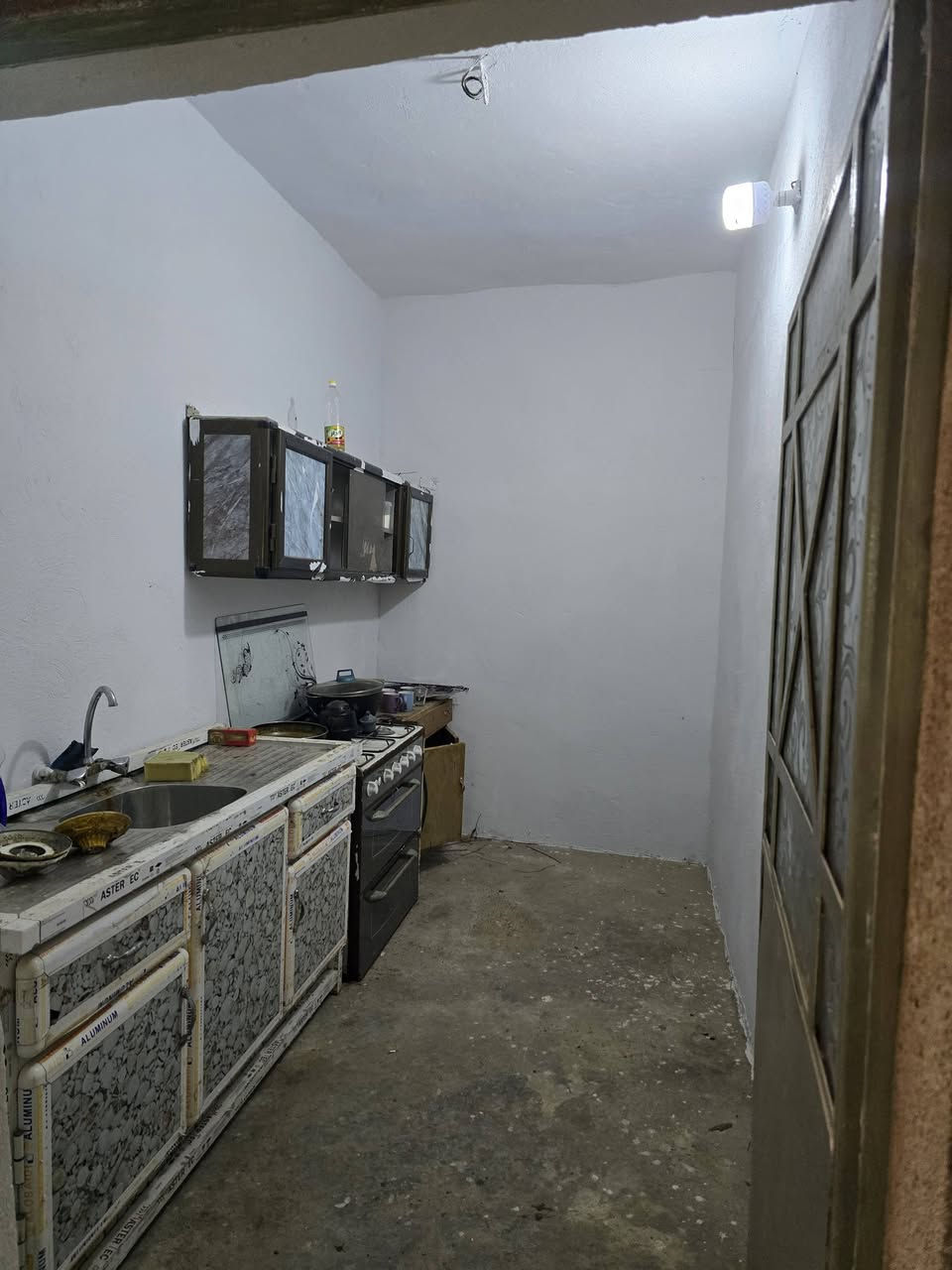 بسم الله الرحمن الرحيم 
🏡 إعلان بيع — فرصة ممتازة ومضمونة! 🏡
للبيع مشتمل زراعي جاهز ومترتب، يصلح كاستراحة عائلية أو سكن، بمواصفات كاملة وأرض ممتازة:
🔹 المساحة: 215 متر مربع.
🔹 الملكية: سند زراعي (سنة 25) باسمي مباشر.
🔹 طبيعة الأرض: أرض زراعية  أصلية قوية
 (ليست جفر ولا دفن).
✨ تفاصيل ومواصفات العقار:
• 🌳 حديقة كبيرة مزروعة ومرتبة وتنور طيب مع شواية 
• 🏠 مشتمل كامل ومسيج بالكامل لتوفر الخصوصية والأمان.
• 🚪 يحتوي على: غرفة كبيرة  + مطبخ + صحيات وخدمات كاملة.
• ⚡ كهرباء واصلة وكاملة.
• 💧 ماء اساله متوفر.
📍 الموقع: [الجمعية الثالثة خلف مضيف شيخ عمار  بالنهاية]
💰 السعر: [٤٣]
📞 للإستفسار أو المعاينة:
يرجى الاتصال على الرقم: ***********
