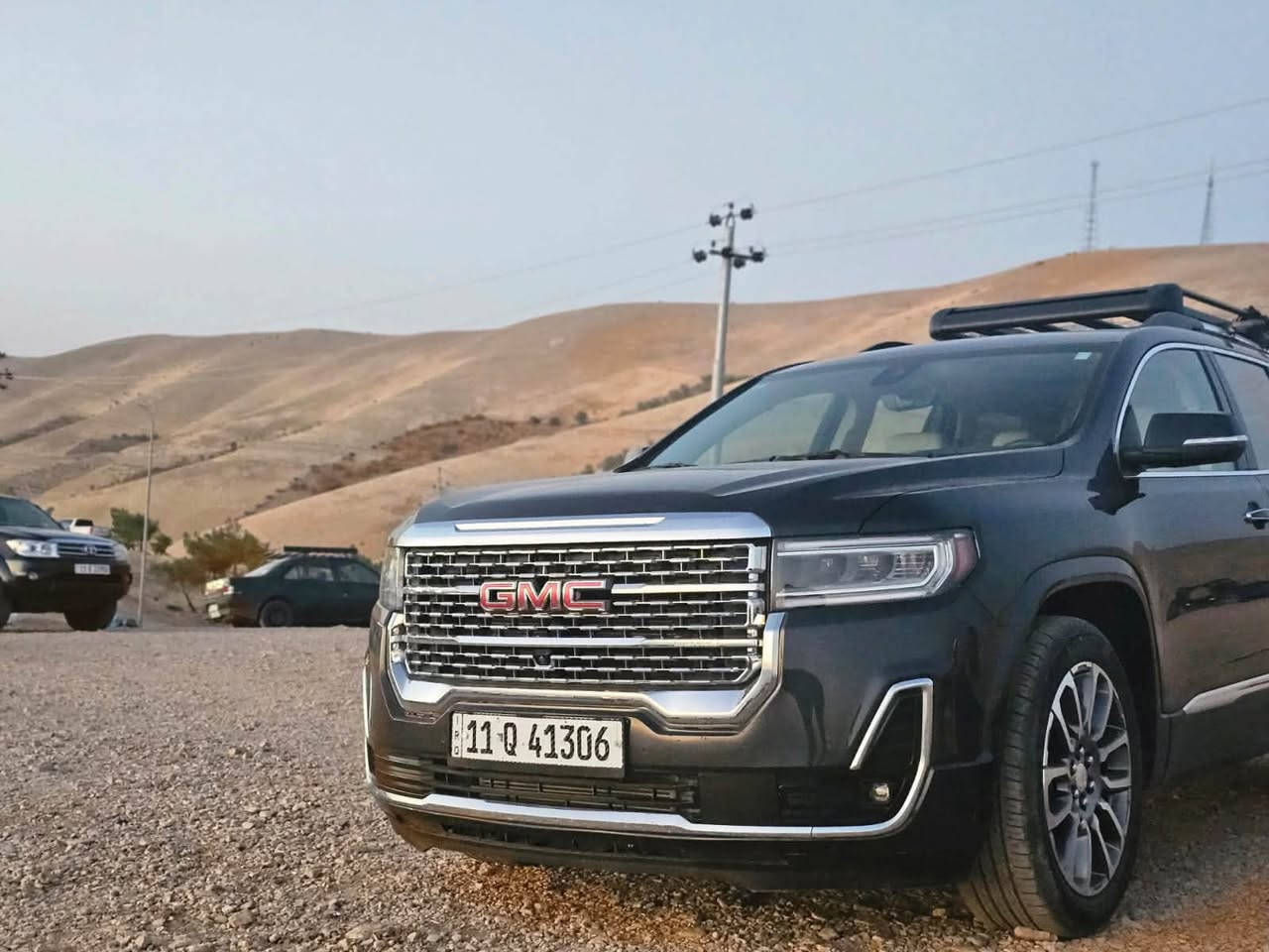 للبيع: جمس أكاديا دينالي 2023 (GMC Acadia Denali) – قمة الفخامة والأداء
الفئة الأفخم والأعلى تجهيزاً (Denali) مع نظام الدفع الكلي AWD ومحرك قوي، بحالة ممتازة وبالمواصفات الأصلية الكاملة من الشركة المصنعة.
​بيانات السيارة الرئيسية
​الموديل: 2023
​الفئة: دينالي (Denali) – الفئة الأولى
​بلد المنشأ: أمريكا (USA)
اللون : فحمي ميتاليك رصاصي غامق 
​نظام الدفع: دفع كلي بجميع العجلات (AWD)
​المحرك والأداء
​المحرك: 6 سلندر (V6) بسعة 3.6 ليتر (أقوى وأهدأ محرك في فئته)
​الكير: أوتوماتيكي من 9 سرعات بنظام نقل مريح وسلس
​التجهيزات الخارجية والراحة
​الشكل الخارجي: شبك "دينالي" الكروم المميز + إضاءة LED بالكامل (أمامية وخلفية).
​الاطارات : ألومنيوم قياس 20 بوصة بلمسات كروم أنيقة.
​الداخلية: مقاعد جلد فاخرة ومطرزة بشعار Denali.
​الراحة والتبريد: مقاعد أمامية كهربائية مزودة بنظام تبريد وتسخين + تسخين لمقاعد الصف الثاني.
​السعة: مقاعد مريحة للغاية تتسع حتى 6-7 ركاب (مقاعد كابتن في الصف الثاني).
​فتحة السقف: بانوراما مزدوجة (Dual-Sky).
​الباب الخلفي: كهربائي يفتح بالقدم (Hands-Free).
​التقنيات والنظام الصوتي
​شاشة العرض: إسقاط البيانات على الزجاج الأمامي (Head-Up Display).
​النظام الترفيهي: شاشة لمس بحجم 8 بوصات تدعم Apple CarPlay و Android Auto لاسلكياً.
​النظام الصوتي: نظام فاخر من شركة Bose المحيطي (8 مكبرات صوت).
​عجلة قيادة جَلد مجهزة بخاصية التدفئة وأزرار تحكم كاملة.
​أنظمة السلامة ومساعدة السائق
​كاميرات رؤية محيطية 360 درجة + حساسات ركن أمامية وخلفية.
​رادار تثبيت السرعة التكيفي (Adaptive Cruise Control).
​نظام الكبح التلقائي في حالات الطوارئ.
​نظام الحفاظ على المسار والتنبيه عند الخروج منه.
​نظام كشف النقطة الكوراء (Blind Spot Monitoring).
الحادث : جاملغ  جهة اليمين مبدل جديد 
السياره بدون ايرباك 
​للتواصل والاستفسار:
📞 رقم الهاتف: ***********
📍 الموقع: بغداد
