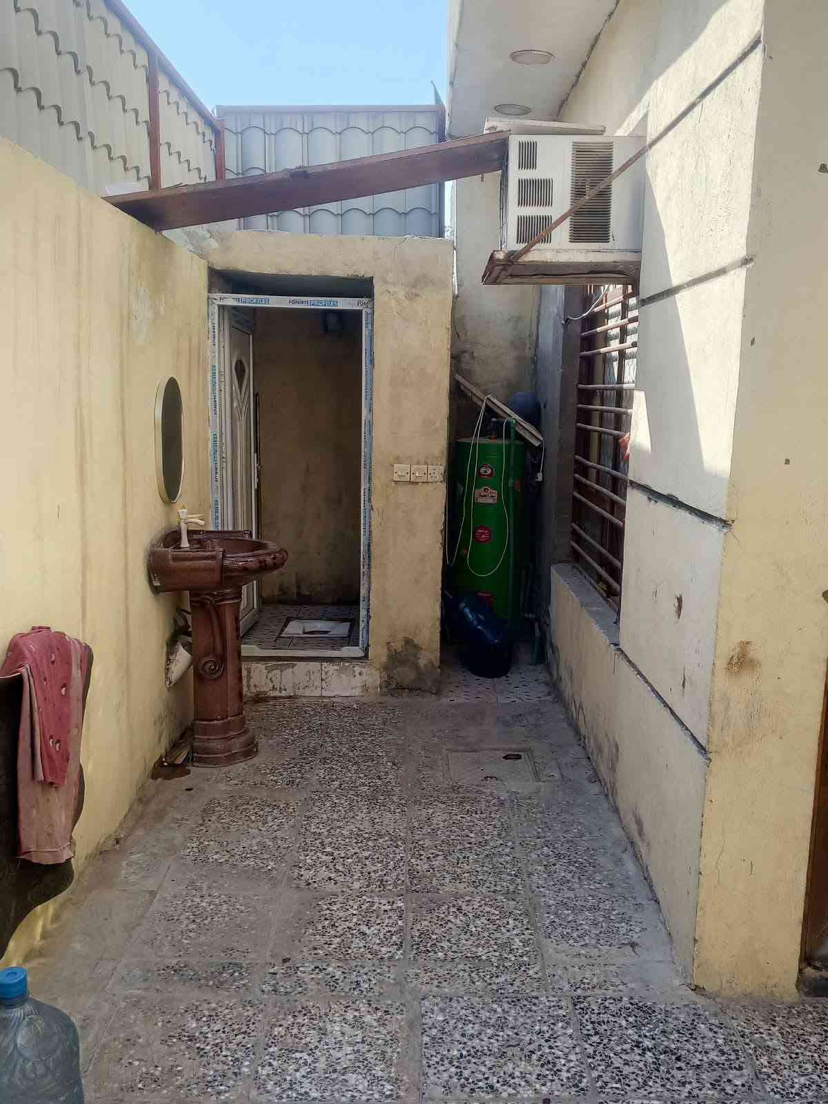 سلام عليكم بيت للبيع مساحه200 بناء جديد درجه وله كاشي سيراميك/صطح/شتايكر حيطارق شارع لمدارس بضهر تجاري كامل خدمات موقع مميز خريطه حلوه رقم صاحب دار‏‪***********‬‏ قريب عله مدارس /85/بي مجال لشراي خوان تكدر سوي بيتين تجرهن خير من الله
