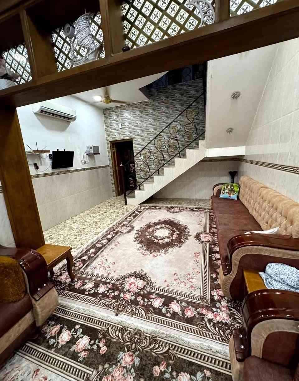 دار (( للبيع )) النجف الأشرف
(( حي ميسان )) 
         (( طابو صرف )) 
--------------------------------------------------------------------------
المساحة  ((   100 متر   )) 
السعر ((150 مليون  وبي مجال  ))
قطاع      ((      22        )) 
شارع 12 متر. تبليط 
--------------------------------------------------------------------------
يتكون من  : طابقين
          ((الطابق  الإول )) 
استقبال + صالة + مطبخ + غرفة + صحيات عدد (2)
          ((الطابق الثاني )) 
صالة + (2) غرف + صحيات 
--------------------------------------------------------------------------
           (( ملاحظة )) 
البناء صب كونكريت مسلح
و طابوق نهروان
بناء جناي  
--------------------------------------------------------------------------
للاستفسار الاتصال على الرقم 
التالي (( أو )) الاتصال على الواتساب
***********
موقع البيت
 الشارع المقابيل سوق المخضر 
 -------------------------------------------------------------------
