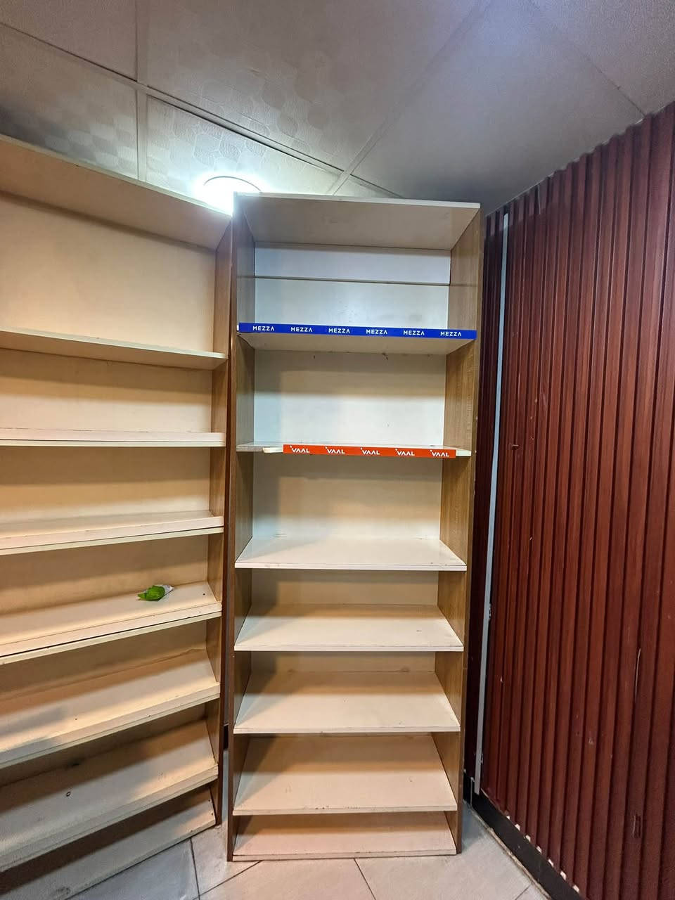 السلام عليكم يوجد لدينا سبعه رفوف  وميز ومكتبي  وميز معسلات كامل.  عيوني الرف على ٦٠ ألف   وميز على ١٢٠لاتصال على رقم ***********
