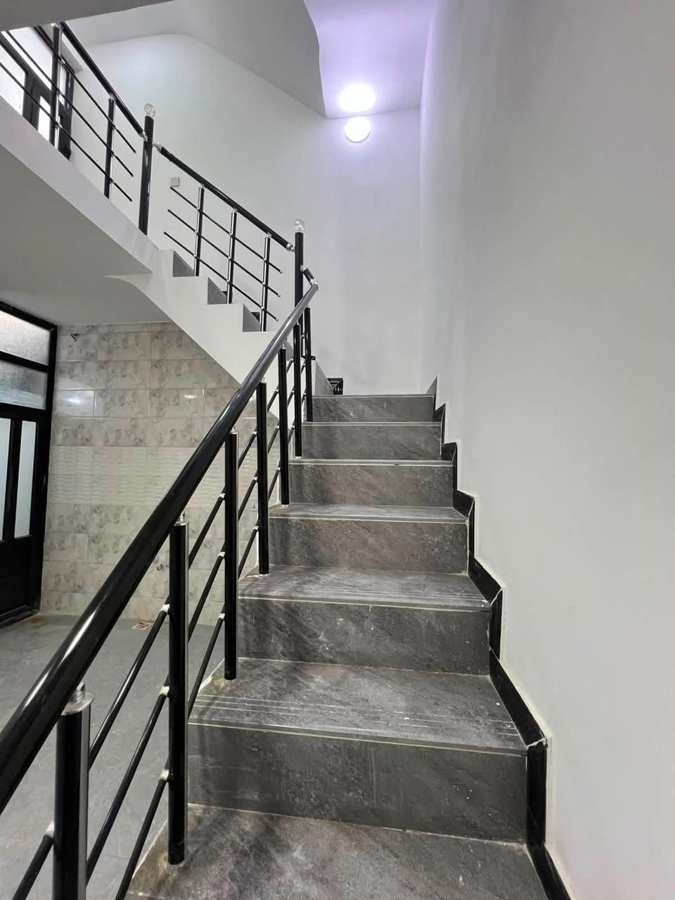 🏠#الدارللبيع 80متر واجهيه 5متر نزال 16متر
***********
بناء طابقين وبيتونه حديث 

 يحتوي البيت. ع[3غرف نوم -استقبال -صحيات عدد 2- ومطبخ] البيت شغل درجة اولى

 مع الخدمات

⬅️نوع العقار  طابو زراعي سند 25 اقرار محكمه 

⬅️العنوان #بغداد_الدوره_البوعيثه   

مجمع العدل الاول ثاني فرع عن الشارع العام

🔴للاستفسار  خاص او الاتصال ع  الرقم
