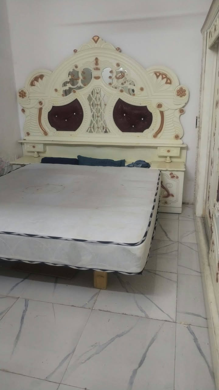 السلام عليكم غرفه نوم نضيفه وحلوه 
غرفه خشب حلو قويه المكان السماوة 
لتواصل عبر الفيس بوك او على الرقم التالي ***********سعره مناسب كلش
