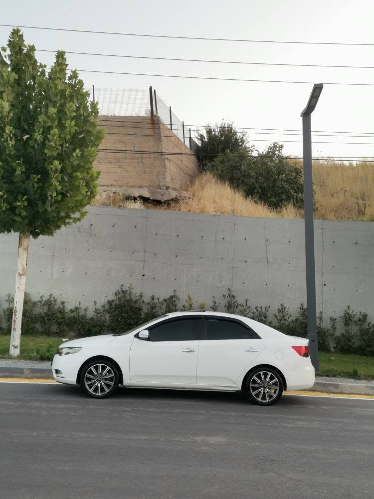 بەناوی خوای گەورە مهربان کیا سیراتۆ مودیل 2013 فول فول موسفات سلایت بەسمە لید سێ گێر تەبریت لەمس حەساسی دواوە ئاوێنە شەفت موسفاتەکانی زۆرن سیارەکە زۆر پاک ماوتەوە 175 هەزار ریشتووە گێر و مەکینە نەکرایتەوە بەشەرتی 10 فیتەر وەکو سبوغ دەعامیش سبوغی نیە ساردەش بەشەرت هیج هیجی نیە تنها دۆسەی سایق تۆزێک قۆپاوە لەگەل شوختێک لای سکن باقی هەمووی بەشەرت  رەقەم سنەوی هەموو شتکی نوێیە هەزەش نوێیە سیارەکە دوو بەسمەی بیلادی خۆی لەگەلە بۆ سعر نامە بنێرە خزمەتت دەکەم   ژ.م***********
ژ.م*********** فایبەری لەسەرە أربيل, العراق

