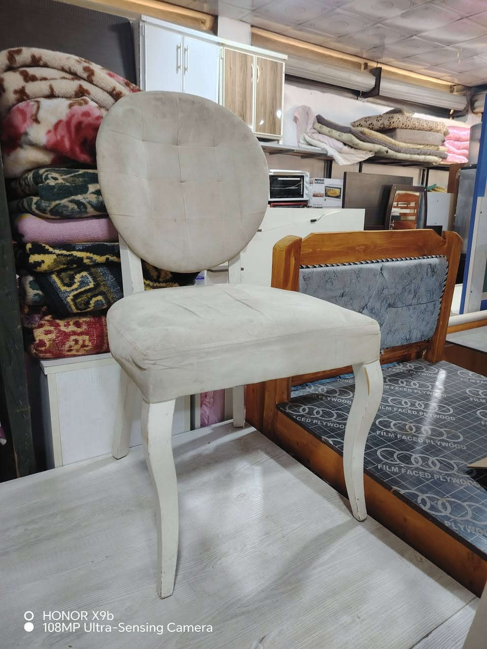 ميز طعام معه 5 كراسي
معرض ابو كرم لبيع الاثاث المستعمل والجديد 💥💥
وشراء جميع انواع الاثاث المستعمل 💥💥💯
  للتواصل واتساب اواتصال ***********--***********العنوان دهوك ناحية فايده
بالقرب من سايدين سوق فايده  
مقابل مرطبات الشيخ/مجاور مدرسه هيما-9نيسان

نص مكتوب في الصور:
- HONOR X9b 108MP Ultra-Sensing Camera
- HONOR X9b
- 108MP Ultra-Sensing Camera