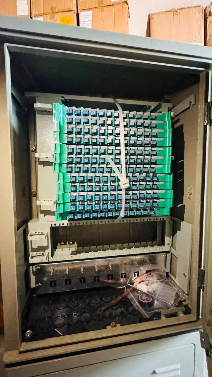 متوفرر 🔥🔥
كابينة فايبر (Fiber Distribution Cabinet – FDC)
تُستخدم لتنظيم وتوزيع خطوط الفايبر بين الكابل الرئيسي وخطوط المشتركين بشكل آمن ومرتب👌🏻.
⚡ الكابينة 144شعيرة وتستخدم كونكترات SC/UPC لربط الفايبر بسهولة وبأقل فقد بالإشارة.
مصنوعة من معدن قوي ومناسبة للاستخدام الداخلي أو الخارجي، وتتحمل ظروف العمل المختلفة.
طريقة الاستخدام: – إدخال الكابل الرئيسي داخل الكابينة
– ترتيب الليف داخل الكاسيتات والسبلايس بشكل منظم
– ربط الفايبر بالباتش كوردات SC/UPC
– توزيع الخطوط للمشتركين أو الشبكات الفرعية
الفائدة: ✔️ تنظيم وحماية خطوط الفايبر
✔️ تسهيل الصيانة والتوسعة مستقبلاً
✔️ تقليل الأعطال وفقد الإشارة
✔️ شكل احترافي للشبكة ويبين شغل نظيف
📡 الكابينة عنصر أساسي بأي مشروع فايبر ناجح، والتنظيم الصح يفرق بجودة الشبكة من البداية.
📌 متوفر الآن لدى ETSI  —حلول أحترافيه لشبكات الألياف الضوئية 
🚗تتوفر خدمة توصيل لجميع المحافظات
لاتفوت الفرصة !  أطلب الآن:
للاستفسار أو الطلب :
📞 ***********
📞 ***********
📩 info@etsiraq.com

📍 شارع الصناعة – قرب فلكة رئاسة الجامعة التكنولوجية
