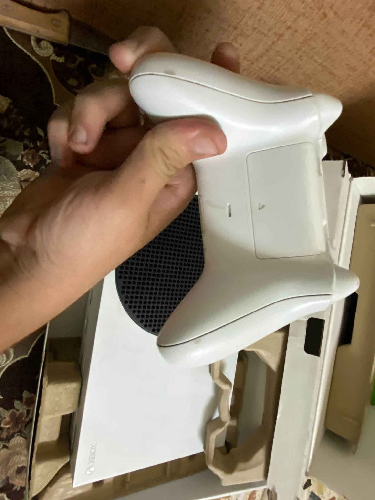 لسلام عليكم شباب اكسبوكس سيريس اس للبيع نص تيرة 512GB الجهاز كامل من كل ملحقاتة جوستكات ثنين مروحة تبريد وايرات الجهاز كله كامل  ويجي ويا احساب بي العاب اسسن العراق سعر العبة 70الف وفيفا 25 سعره 20 الف وبلاك اوبس سعره 23 الف ورددن ردبشن سعره 30 الجهاز كامل من كلشي ول جوستك الثانية الون مالته اصدار محدود تكدر تبيعه وحد بسعر اغلى من الجوستك العادية الجهاز اصدار 2021 سعرة500 وبي مجال للشراي 
مكان بغداد 
الرقم ‪***********
