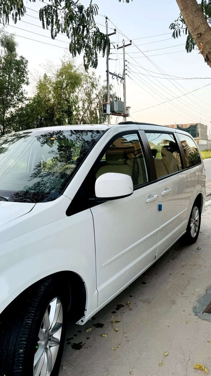السلام عليكم
دوج كرفان ٢٠١٦ بغداد 
ماشيه ١١٦ ميل 
محرك ٣٦٠٠ شرط لا تبخير ولا تنقيص ولا مفتوح 
٣ قطع تبريد 
٦ جام كهرباء 
بوب كهرباء 
صندوك كهرباء 
شاشه اعطال 
تحكمات ستيرن 
مثبت سرعه 
سيارة نظيفه جدا وع بلاد 
وشرط بدون تسجيل اي عطل ووين ما يعجبك افحص 
سيارة تعتبر كلين لانو فقط دعامية امامية الباقي راديترات كله ع بلاد وصور الحادث مرفقه بالمنشور 
وبيها شخط ما مسوي موضح امامك بسيط ما ماثر عليه وعايفه 
السعر : ١٧٥ وبيها مجال 
المكان : ديالى / ناحيه الوجهية

***********
