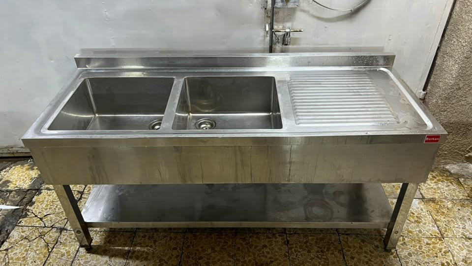 السلام عليكم 
غراض مطعم للبيع

ميز سل ستيل قياس 1،50 درجة اولى 
ميز سل ستيل قياس 1،80 درجة اولى
سنك سل ستيل حوضين وزن ثقيل كذلك

ماركة Borkan التركية نظيفات جدًا 

للتواصل والاستفسار ***********
