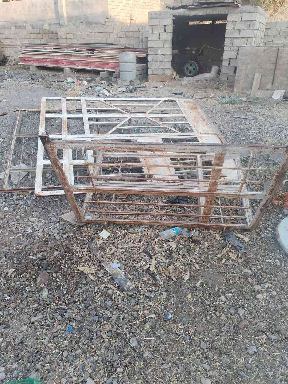 السلام عليكم شبابيج وجام خانه طول ٣ عرض ٢ للبيع. ***********
