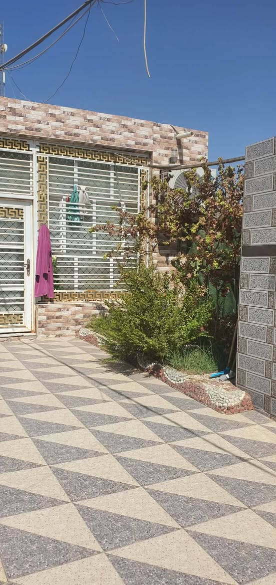 سلام عليكم بيت للبيع المساحه 250متر بناء170 بيت جديد كامل عله طريق السنيه الدوانيه يم عمود 706 ثنين غرف+صاله +ستقبال+مطبخ +صحيات خارجه وداخليه بيت بناء طابوك الساس رباط صب السكف عكاده يبعد عن شارع العام 150متر تبليط ***********
