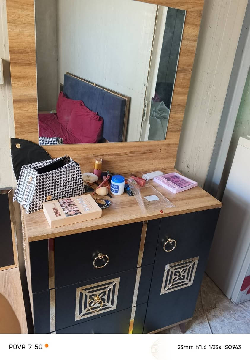 غرفه خمس قطع نضيفه
بيها ضرر بالكنتور بس مصلحها 
رايدته ب٢٥٠ للشراي فقط بيها مجال 
مستعجلة على بيعتها كولش 
مكاني بغداد / الدورة 
*********** هاذا الرقم للتواصل

