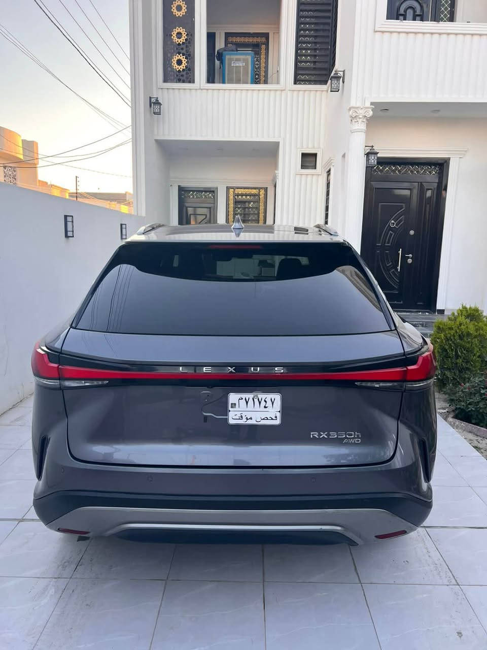 🚗 Lexus RX 350h — موديل 2023

حالة فوق الممتازة / نظيفة جداً 

الممشى: (000'57)ك م

اللون الخارجي: ( فيراني)

الدفع: AWD

المواصفات:

 • هايبرد اقتصادي جداً

 • شاشة كبيرة وتطبيقات حديثة

 • داتشو 

 • كاميرا خلفيه

 • رادار + تنبيه خروج المسار

 • بصمة تشغيل

 • شحن لاسلكي

 • LED كامل

 •     مقاعد مريحة مع تبريد/تدفئة

بعد بيه هواي مواصفات 

الضرر : صبغ ربع الجاملغ الامامي الأيسر وصبغ حافت البنيد فوق الجاملغ 
تصليح وسحب بدايت الشاصي الايسر 

💰 السعر000'30$
وبيه مجال 

للاستفسار اكثر 
***********
