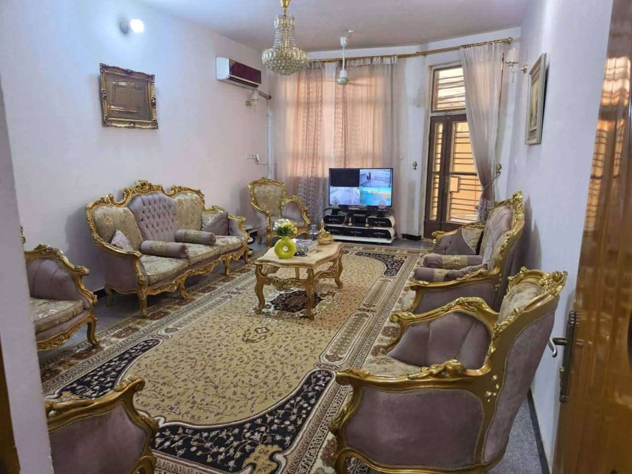 🏡 دار للبيع – كرامة

📍 الموقع: كرامة – شارع الضريبة – خلف بناية المحافظة
⭐ ركن أول بيت في المنطقة

📐 مساحة البناء: 200 م²
📏 الواقع: 300 م²
📄 السند: طابو زراعي
🏗️ سنة البناء: 2016

✨ مواصفات الدار:

الطابق الأرضي:
• مطبخ
• استقبال
• كندور
• غرفة نوم
• مجمع صحيات

الطابق الثاني:
• غرفتين نوم
• هول
• سندويج مستخدم كمخزن

🚗 كراج يتسع لسيارتين

📞 للاستفسار 

***********
