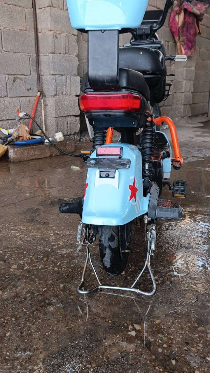 السلام عليكم 👉🏻✨

دراجه  شحن حجم 14. 🛵
دراجه نضيف كلشي مابيه مكفول.. مفتاحين +بصمتين🔑
جديد ممستغدمه فقط 3 اشهر....... فقط نقص بطاريات👌
الدراجه. 
(سعر الدراجة)... 170 وبيه مجال... 🤏
مكان... واسط الكوت.. الخاجيه... 

التواصل على هاذه الرقم.📲(***********)📞
