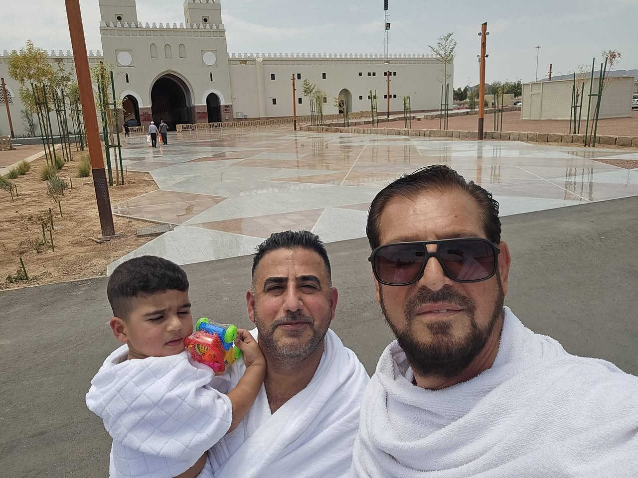 واذ قال ابراهيم رب اجعل هذا  البلد امنا* فاجعل افئده من الناس تهوى اليهم وارزقهم من الثمرات لعلهم يشكرون احرمت قوافلي من ميقات ذي الحليفه أبيار علي ودخلت نسك العمره متوجهين الي مكه المكرمه نسأل الله سلامه الوصول والقبول من الجميع ان شاء الله
خادم ضيوف الرحمن وصديق المعتمرين.....
 الحاج صلاح الدين التميمي 
    *********** 
   ومن الله التوفيق
