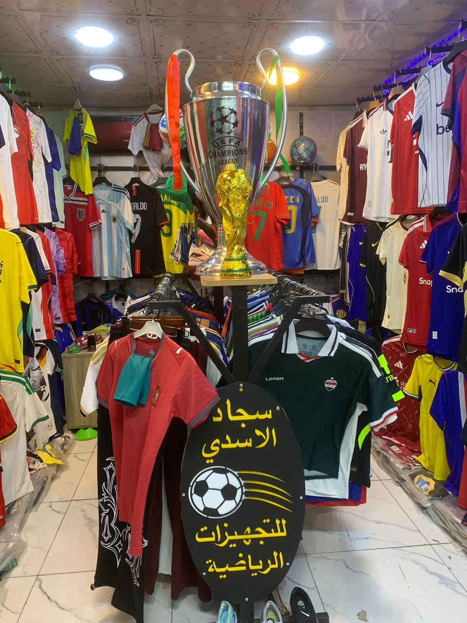 سلام عليكم علئ بركة الله تم افتتاح الاسدي لاجهيزات الرياضيه في زيونه 710 نهاية شارع مدرسة الجواهري مقابل كوفي ناي اي شي تحتاجون احنه بخدمتكم من تحهيزات رياضيه هاتف ***********
