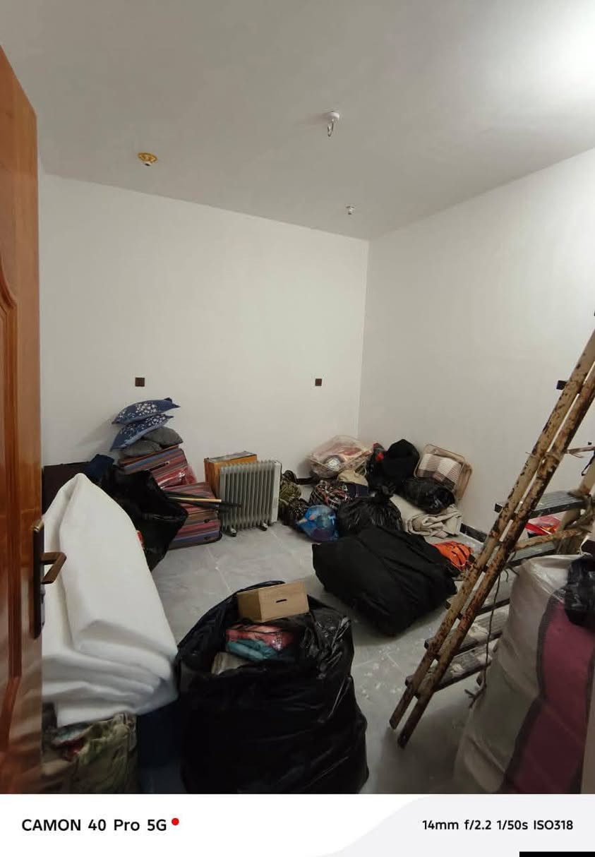 بيت مساحته 120 متر زراعي طابقين الطابق الاول يحتوي ع غرفه وصاله واستقبال ومطبخ وصحيات الطابق الثاني بي 4 غرف وصاله وصحيات بناء طابوك صب كونكيرت العنوان السديناويه قرب التفاح الاخضر للاستفسار الاتصال ع الرقم ***********
