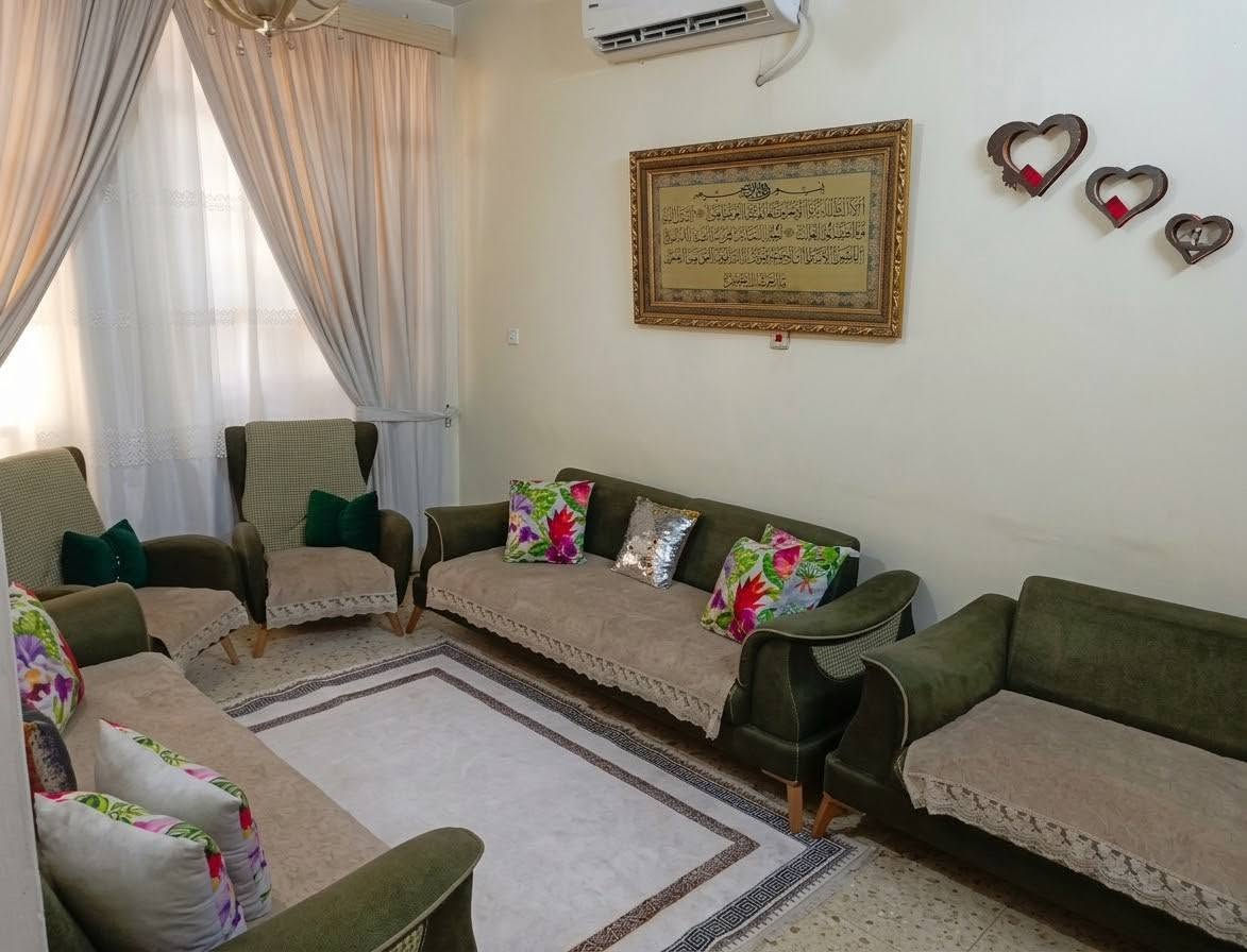 دار للبيع مساحة 100 متر  الواجهه 5×20طابقين ونصف يحتوي على 3غرف نوم وصاله واستقبال  البلديات زراعي  للاستفسار  ***********
