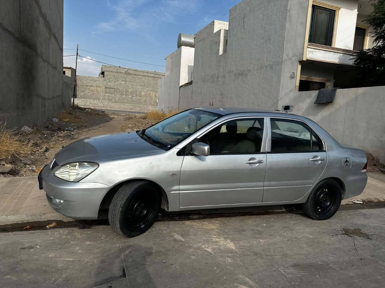 مستر بوشي موديل 2009 للبيع   سياره صبغ عام جماليه رقم و سنوية جديد كير محرك بشرط تبريد تدفئة بشرط مكاني كركوك سعر 70بيمجال شراي خابر رقم 
***********
*********** واتساب كركوك, العراق
