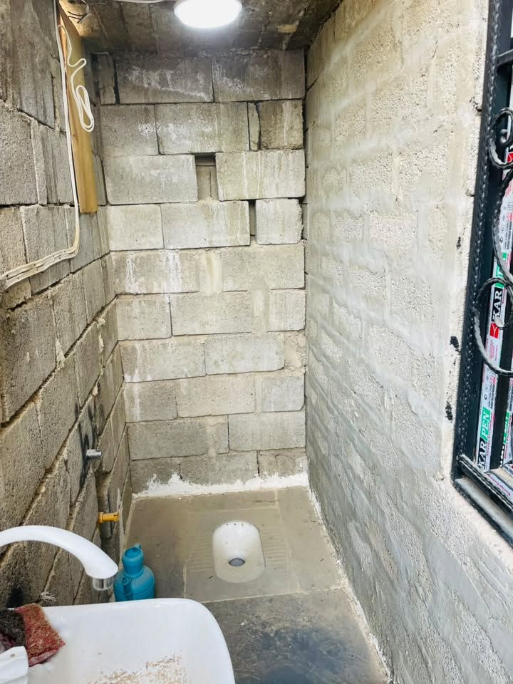هيكل في القوسيات نصف كامل
المساحه 100 متر مربع
غرفة نوم واستقبال هول صحيات داخلي وخارجي 
مطبخ
كهربائيات نظام بوري تأسيس مواد درجه اولى 
شبابيك بلاستك وحماية درجه اولى
تانكيات عدد 2
خط مولدة واير تركي الاصلي
السعر مناسب جدا
28 مليون
للاتصال
***********
***********
