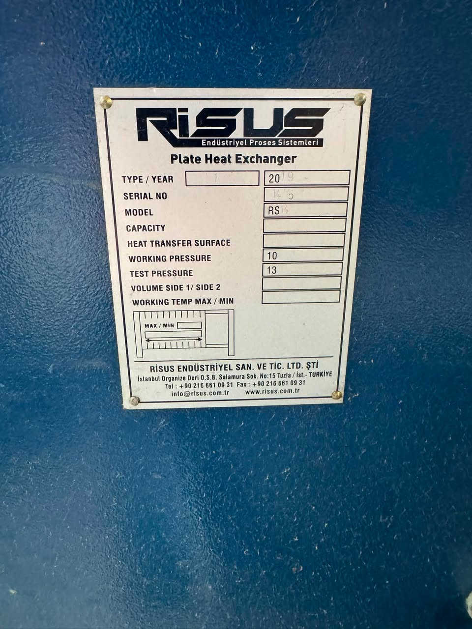 مبادلات حرارية لوحية (Risus Plate Heat Exchangers)

متوفر للبيع مبادلات حرارية لوحية صناعية (Plate Heat Exchanger) ممتازة للتبادل الحراري السريع والتبريد/التسخين بكفاءة عالية، من إنتاج شركة RISUS التركية المتخصصة في الأنظمة الحرارية والصناعية.
المواصفات الفنية:
 الماركة: RISUS (تركيا)
 الموديل: RS14
 سنة الصنع: 2019
 ضغط العمل التشغيلي (Working Pressure): 10 Bar
 ضغط الاختبار (Test Pressure): 13 Bar
 نوع الألواح: استانلس ستيل (Stainless Steel) مقاوم للتآكل والصدأ
 حجم المداخل والمخارج: 4 فتحات تسنان لسهولة الربط والتركيب (R1, R2, R3, R4)
الاستخدامات والمجالات الصناعية:
 خطوط إنتاج الأغذية والمشروبات (بسترة وتبريد الحليب والعصائر)
 تبريد الزيوت والأنظمة الهيدروليكية في المعامل والمصانع
 منظومات التكييف والتبريد المركزية (Chillers & HVAC)
 المعامل الكيميائية والدوائية
العنوان بغداد باب الشيخ 
***********
***********
