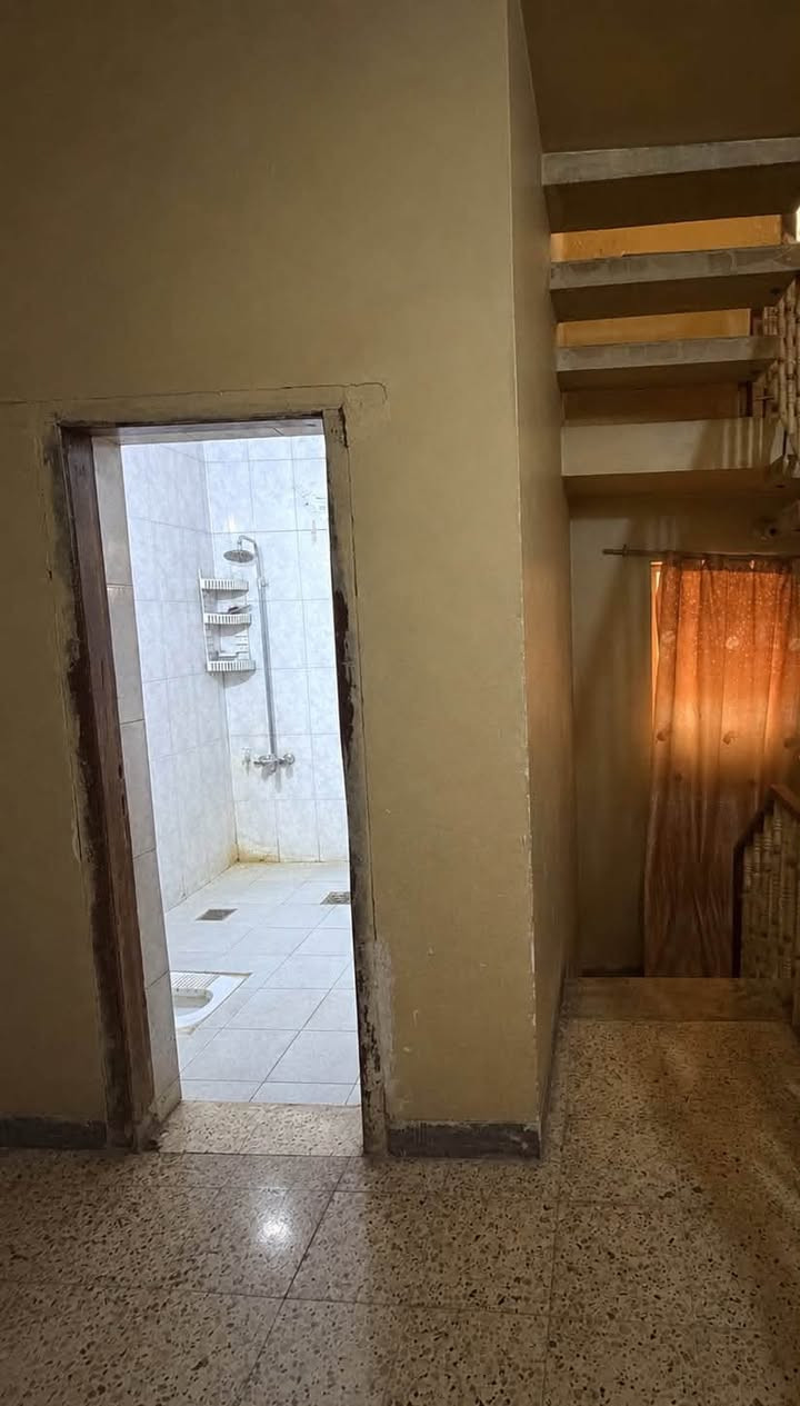 الموقع :    بستان الحلو📍
                                                                                               
نـوع الـعـقار:   طابو زراعي مملوكه للدوله سند ٢٥

مقاطعه ٦ /٣٨

الـمـسـاحـة:    ٣٠٠م البيت ركن 

#الـطـابــق #الارضـي 

غرفه واحده واستقبال ومطبخ وهول ومجمع صحي وكراج سياره و حديقه ومخزن خلف البيت 
#الـــطـابـق #الـــثـانـي 

٣ غرف نــوم  -هول_مجمع صحيات
البيت له مخرجين على شارعين 

  
✨——————————-   ✨                

سعر المتر ٢٢٥٠
📍_____#لــــــــــــلاستفسار -
***********
