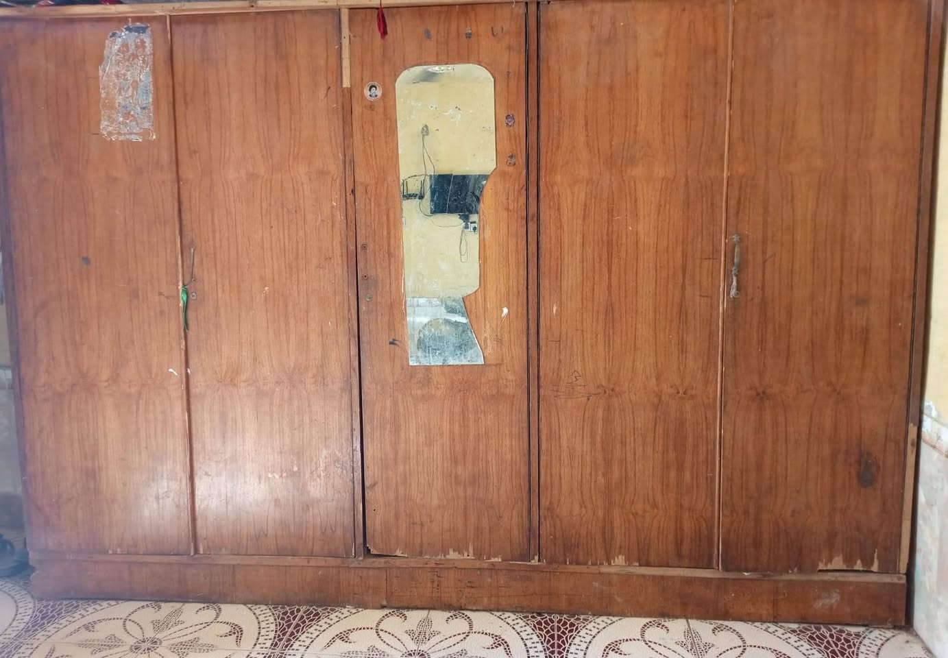 السلام عليكم اثاث قديم للبيع 
اليشتري يتصل على هذا الرقم
***********
