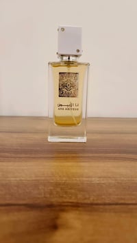 عطر انا الابيض للبيع جابولي اياه وعندي منه ثنين ما احتاجه الاصلي شرط