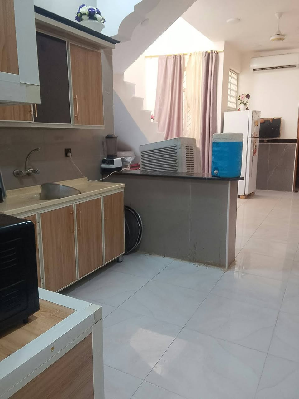 ياالله
سلام عليكم
البيت البيع طابو صرف
مساحه ((112)) متر طولاني 
البيت بناء حديث ومسلح طابقين 
طابق أول استقبال وصاله ومطبخ وغرفه نوم صحيات داخليه صحيات خارجيه
طابق ثاني نفس تصميم جوه صاله ومطبخ 
وغرفتين نوم الشيشان ثانيه 
سعر البيت ((85)) وبي مجال 
استفسار اتصل ((***********)) ((***********)) اخوكم أبو عراق....
