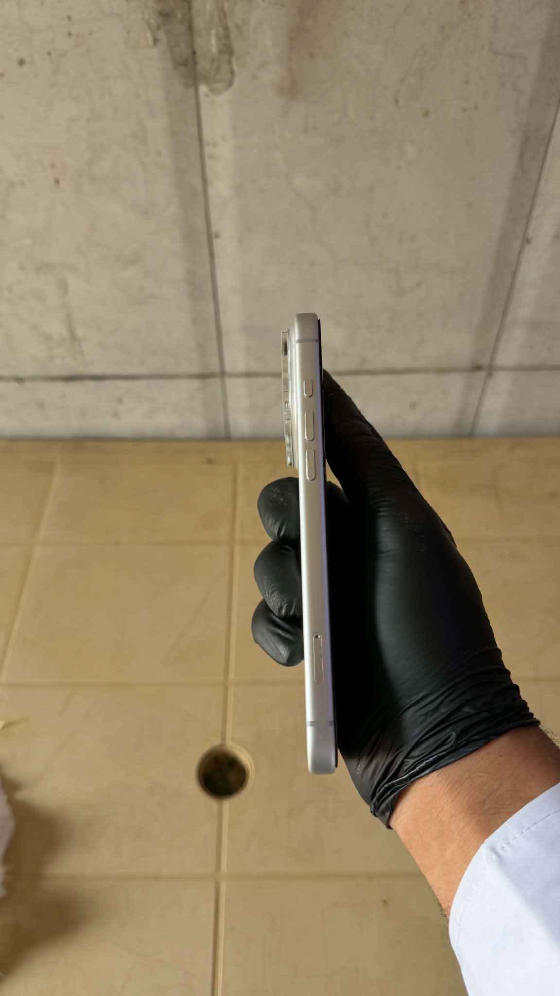 للبيع iPhone 17 Pro Max - 256GB - لون سلفر 

شرق اوسط-نسخه العراق - شريحة فعلية +eSIM

البطارية 100% - مشحون 31 مرة فقط
الحالة: جديد شخط مابيه
عمر الجهاز: 40-50 يوم فقط
الملحقات: بوكس + كيبل
السعر: 1,850,000 وبي مجال
العنوان: الفلوجة قرب مطعم حجي حسين
 سبب البيع: على مود اشتري 18 Pro   Maxمستعجل 

للتواصل: واتساب + اتصال [***********

السعر جديد مالته: 2,040,000 دينار
تفحص وتاخذ الفلوجة, الأنبار

نص مكتوب في الصور:
- 2:06 68 4G حالة البطارية حالة البطارية عادية تعمل بطارية iPhone هذه على النحو المتوقع. حول البطارية والضمان... الحد الأقصى للقدرة 100% هذا قياس لقدرة البطارية مقارنة بقدرتها عندما كانت جديدة. قد تتسبب القدرة المنخفضة بتقليل ساعات الاستخدام بين عملية الشحن والأخرى. عدد الدورات 31 هذا هو عدد مرات استهلاك iPhone لققدرة البطارية. معرفة المزيد... تاريخ التصنيع حزيران 2026 أول استخدام آب 2026
- 2:06
- حول
- < iPhone
- الاسم
- < 27.0
- إصدار iOS
- iPhone 17 Pro Max
- اسم الطراز
- MFYM4AF/A
- رقم الطراز
- DH7PHCQDWW
- الرقم التسلسلي
- الضمان المحدود
- تاريخ انتهاء الصلاحية 2027/8/11
- إضافة تغطية AppleCare
- يتبقى 16 من الأيام لإضافة تغطية التلف العرضي.
- 0
- الأغاني
- 172
- الفيديوهات
- 285
- الصور
- 16
- التطبيقات
- 256 غ.ب.
- السعة